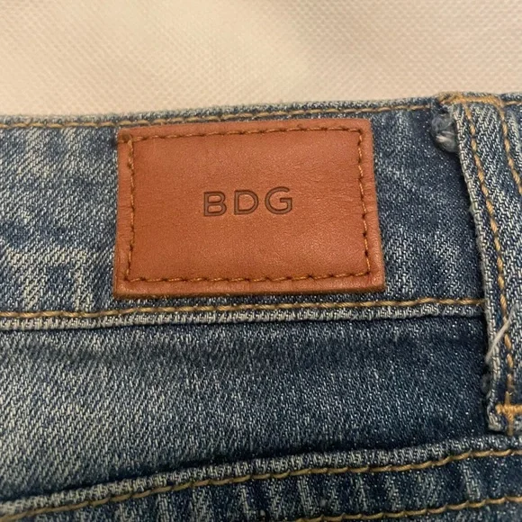 Urban Outfitters BDG Denim Shorts Midrise Shortie Distressed Med Wash Size 28 - Picture 7 of 7